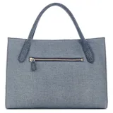 Cartera tipo tote de Guess confeccionada en denim con diseño de paneles superpuestos y bordes deshilachados. Cuenta con doble asa superior, correa ajustable extraíble y logo metálico de la marca en el frente.