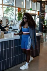 Biker corto deportivo azul con rayas verticales blancas y detalles en rojo.