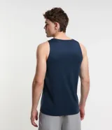 Musculosa deportiva de corte regular, confeccionada en tejido técnico con tecnología Dry para mayor transpirabilidad. Presenta cuello redondo y una banda reflectante horizontal en el pecho.