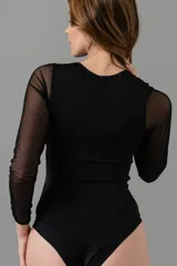 Body corset negro con mangas largas de tul, detalles de encaje en busto y cuello, y abertura en el pecho.