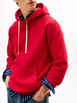 Buzo con capucha Tommy Hilfiger color rojo, confeccionado en felpa de mezcla de algodón y poliéster. Cuenta con cordón ajustable en la capucha, bolsillo canguro, puños y bajo de punto canalé, y logo bordado en el pecho.