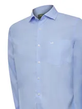 Camisa de manga larga de popelina de algodón en color celeste, con cuello italiano, cierre frontal de botones y un bolsillo en el pecho con el logo bordado de la marca.