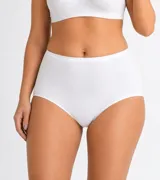Bombacha de tiro alto confeccionada en algodón orgánico con elastano, de diseño clásico y cobertura completa.