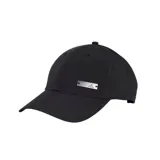 Gorra tipo baseball Adidas de color negro, con diseño de seis paneles, visera curva y placa metálica rectangular con el logo de la marca en la parte frontal.