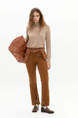 Pantalón de gamuza color marrón, de corte recto con tajos en el ruedo. Presenta un diseño de tiro medio con cinturón integrado que incluye bolsillos laterales tipo cartuchera.