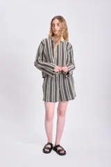 Top de punto crochet con diseño de rayas verticales en negro y beige, cuello redondo y textura calada con motivos florales.