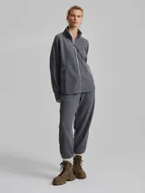 Pantalón de jogging gris con textura acanalada y corte holgado.