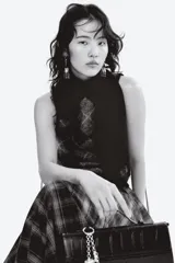 Top sin mangas de punto suave con mezcla de mohair y lana, con estampado de rombos en tonos negro y gris. Presenta un cuello tipo bufanda integrado con abertura para cruzar y remate acanalado en el bajo.