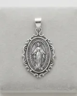 Dije de plata 925 con la imagen de la Virgen Milagrosa, de diseño ovalado con borde ornamentado.