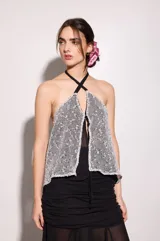 Top reversible de corte suelto y fluido, con tiras cruzadas al cuello y abertura frontal.