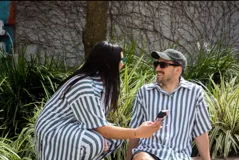 Camisa oversize unisex de lino con spandex a rayas verticales blancas y verdes, con cuello clásico y mangas cortas. Corte amplio y largo a la cadera.