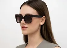 Lentes de sol INVU modelo IB22426B, con montura de acetato color carey y lentes marrones polarizadas.