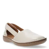 Sandalias de cuero en color beige, con diseño cerrado en la puntera y talón descubierto con tira de ajuste lateral. Poseen una suela plana de goma en tono marrón.