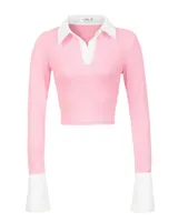 Top manga larga rosa con cuello polo y puños blancos.