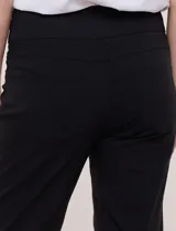 Pantalón de gabardina elastizada color beige, de corte recto, con bolsillos simulados en el frente y bolsillos aplicados en la parte trasera.