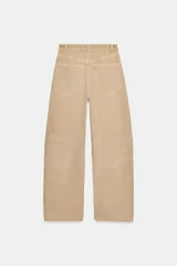 Jeans de tiro medio y corte ancho, confeccionados en denim con lavado estilo vintage de efecto desgastado. Presentan diseño de doble cinturilla superpuesta, cinco bolsillos tradicionales, trabillas para cinto y cierre frontal con cremallera y botón metálico.