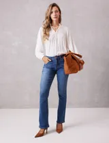 Bolso tipo tote de diseño capitoneado en color marrón, con doble asa para llevar al hombro y cierre mediante botón metálico. Cuenta con forro interno a tono y bolsillos organizadores en su interior.