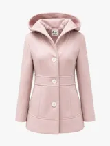 Campera rosada de lana con capucha amplia, cierre frontal de tres botones blancos, bolsillos laterales y cinto simulado en la cintura.