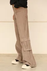 Pantalón de jean color beige confeccionado en pana, de pierna ancha, tiro alto y corte cargo con bolsillos laterales.
