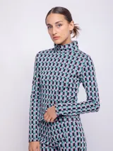 Polera negra con estampado geométrico en blanco, de cuello alto y manga larga.