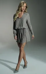 Vestido corto color gris con estampado animal print, cuello camisero, mangas largas y lazo ajustable en la cintura.