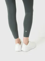 Calza deportiva color verde militar, con largo hasta el tobillo y tiro alto. Confeccionada en poliéster y spandex, con un baño de aloe vera para mayor suavidad.