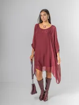Vestido o blusón maxi de seda italiana color borgoña, con mangas amplias y forro de modal elastizado. Presenta un corte fluido y escote redondo.