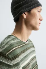 Jersey relaxed fit de cuello redondo y manga larga, con estampado de rayas horizontales en tonos verdes, beige y marrón.