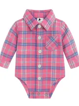 Body tipo camisa a cuadros rosas y celestes, con cuello clásico, manga larga, bolsillo en el pecho y cierre con broches a presión en la entrepierna.