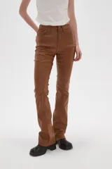 Pantalon de corte flare en color marrón, confeccionado en viscosa con acabado tipo cuero, de tiro medio y cierre frontal con botón y cremallera.