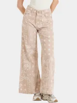 Pantalón palazzo de tiro alto, color beige con estampado de cachemir en blanco.