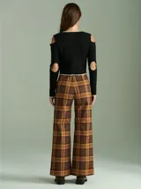 Saco de algodón acanalado color ladrillo, con aberturas en hombros y codos, corte entallado, cuello en V y botones pequeños.