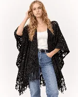 Ruana negra de tejido abierto en crochet con diseño geométrico de rombos y flecos en el ruedo.