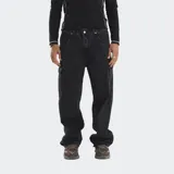 Pantalón cargo de denim negro con corte holgado, bolsillos laterales tipo cargo y cierre frontal con botón y cremallera.