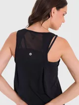 Musculosa de entrenamiento color negro, con diseño sin mangas y paneles de malla en la espalda para mayor ventilación.
