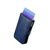 Billetera de cuero genuino color azul medianoche con caja de aluminio integrada. Presenta un sistema de deslizamiento para tarjetas con capacidad para 5 unidades, compartimento para billetes y documentos, y protección RFID. Marca Baleine, modelo Kansas.