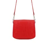 Bandolera roja de cuero con textura tipo cocodrilo, correa larga de cuero doble con tachas reforzada e intercambiable y herrajes plateados.