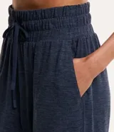Pantalón de jogging deportivo azul con cintura ajustable con cordón, bolsillos laterales y tobillos ajustados.