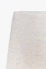 Pantalón tipo palazzo de tiro alto con cintura elástica y costura central marcada en el frente. Confeccionado en tejido de algodón suave.