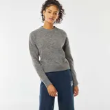 Sweater gris de punto con cuello redondo y mangas largas.