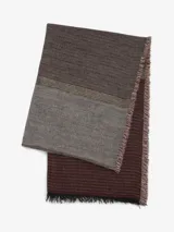 Bufanda de diseño clásico con flecos finos y cortos, tejido suave y cálido. Presenta un patrón de rayas horizontales en tonos marrón oscuro, gris claro y verde oliva.