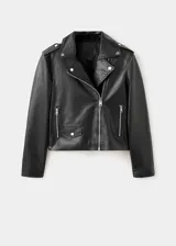 Chaqueta biker de piel de ovino color negro, con diseño recto, solapas con muesca, bolsillos laterales y frontal con cremallera, y forro interior de poliéster.