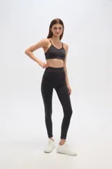 Calza negra de calce alto y al cuerpo.