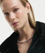 Collar choker de metal plateado con textura de serpiente y diseño de muelles.