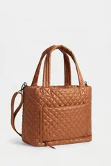 Cartera tote maxi bag color negro, con diseño acolchado y pespuntes en rombos. Cuenta con doble asa de mano, correa ajustable y extraíble, cierre superior y detalle de llavero con pompón y borla colgante.