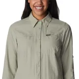 Camisa de manga larga Columbia, modelo Silver Ridge 3.0, en color verde. Presenta cuello clásico, cierre frontal con botones, bolsillos en el pecho y aberturas de ventilación. Confeccionada con tecnología Omni-Shade para protección solar y Omni-Wick para secado rápido.