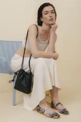 Zapatos tipo Mary Jane con estampado de piel de serpiente, capellada de cuero vacuno, forro y plantilla de cuero vacuno, y suela de cuero. Tienen un taco bajo de 1 cm y una correa con hebilla negra sobre el empeine.