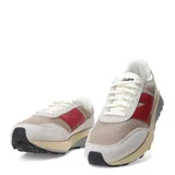 Championes urbanos New Balance modelo U370, con diseño en tonos beige, gris y detalles en rojo. Presentan una combinación de malla y gamuza, con el logo 'N' característico en los laterales y una suela de doble tono.
