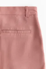 Bermuda de corte holgado en tejido de mezcla de viscosa, color rosado. Modelo con cierre, pretina prolongada y bolsillos al bies, con pinzas y raya planchada en las piernas.