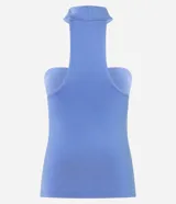 Blusa sin mangas de microfibra color celeste, con cuello alto y escote recto.